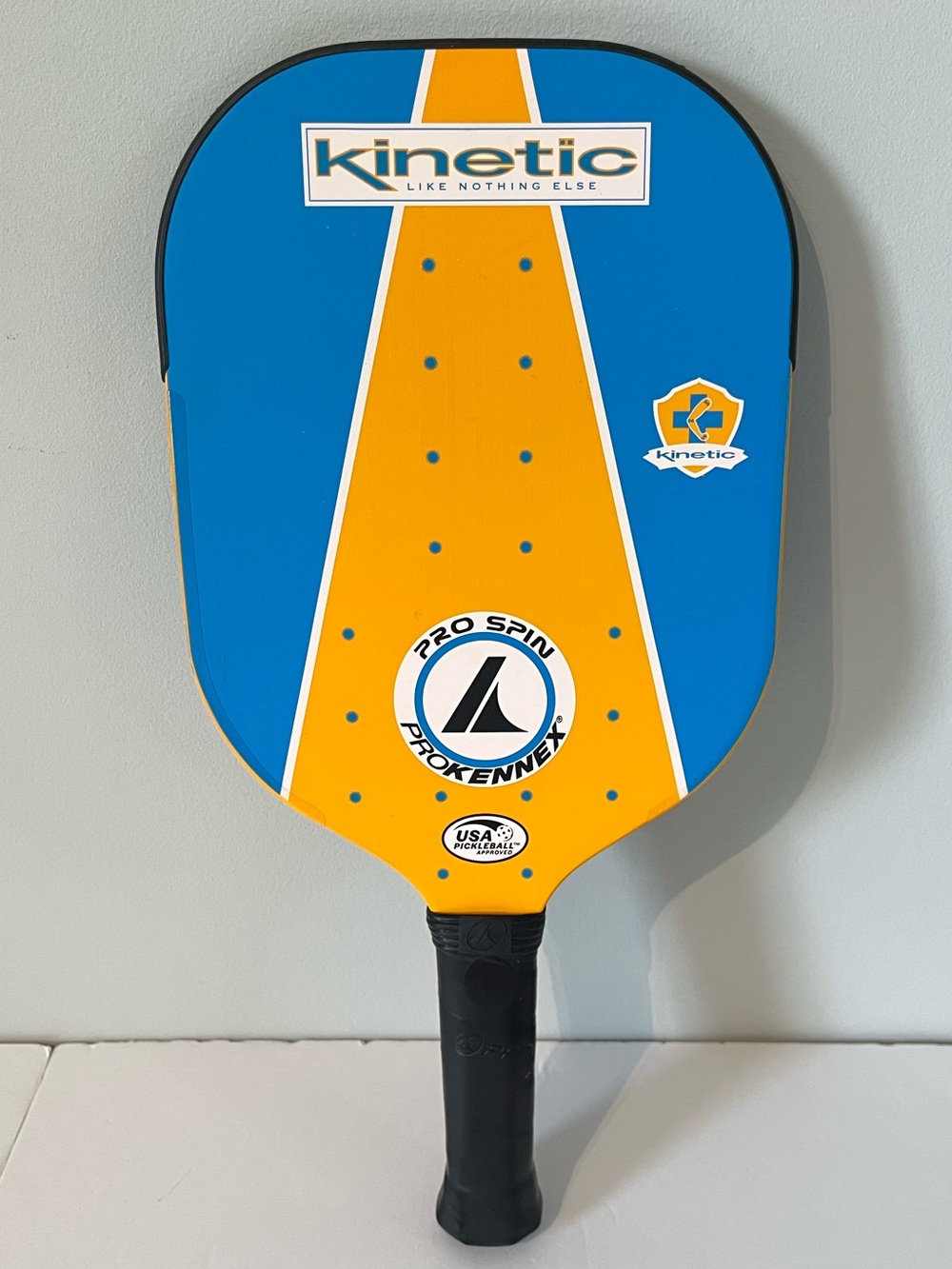 LIKE NEW Pro Kennex Pro Spin Kinetic Pickleball Paddle Pro Series Blue Yellow